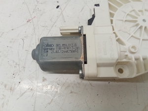AUDI A4 B8 (2007–2016) Rear side door window regulator motor 8K0959812 - 3