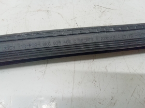 AUDI A4 B8 (2007–2016) Tagumise külgukse klaasi sisemine liist 8K0839480 - 2