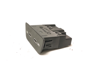 Volkswagen Golf VIII (2019–2026) USB-Anschluss 2G6035718 - 3