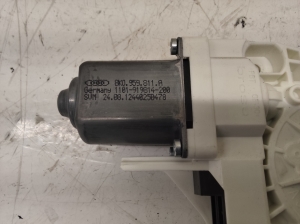 AUDI A4 B8 (2007–2016) Rear side door window regulator motor 8K0959811 - 4