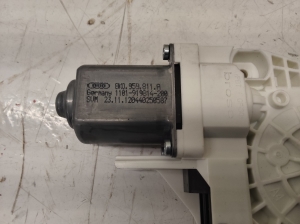 AUDI A4 B8 (2007–2016) Rear side door window regulator motor 8K0959811 - 3