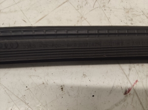 AUDI A4 B8 (2007–2016) Esiukse klaasi sisemine liist 8K0837479 - 2