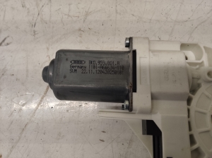 AUDI A4 B8 (2007–2016) Front door window regulator motor 8K0959801 - 3