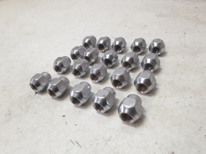 Hyundai Tucson (2015–2026) Wheel nuts, bolts - 4