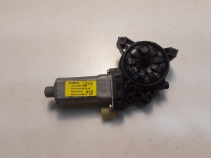   Fensterhebermotor vorne  - 824602P000 