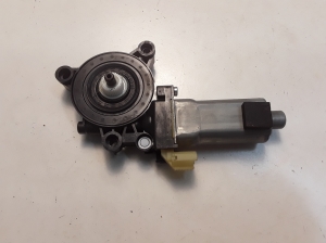 Kia Sorento (2009–2014) Front door window regulator motor 824602P000 - 2