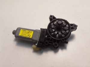 Kia Sorento (2009–2014) Front door window regulator motor 824602P000 - 3