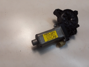 Kia Sorento (2009–2014) Front door window regulator motor 824602P000 - 4