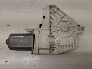 AUDI A6 C6 (2004–2011) Front door window regulator motor 8K0959802 - 4