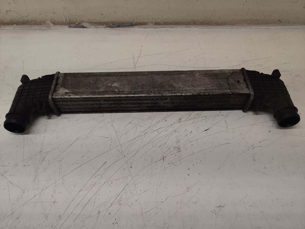 Volkswagen Sharan (1995–2010) Vahejahuti radiaator 7M0145805 Volkswagen Sharan (1995–2010) Vahejahuti radiaator 7M0145805