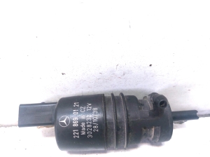 Mercedes Benz C-Class 204 (2007–2014) Front windshield washer pump 2218690121 - 4