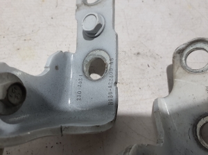 Ford Mustang Mach-E Mach-E (2020–2026) Esiukse ülemine hing H6BBA22800AB - 2