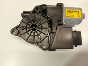 Kia Sportage (2010–2016) Front door window regulator motor 82460 - 2