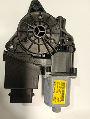 Kia Sportage (2010–2016) Front door window regulator motor 82460 - 4