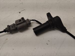 AUDI A4 B7 (2004–2008) Crankshaft position sensor 038907319 - 4