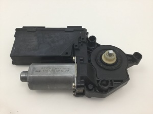 Hinterer Seitentür-Fensterhebermotor - 8E0959801A