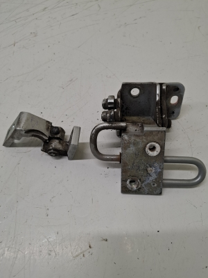 AUDI A4 B7 (2004–2008) Rear side door upper hinge 8E0833411 - 2