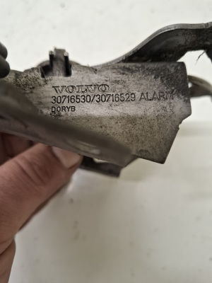 VOLVO V50 (2004–2012) Hood latch 30716530 - 3