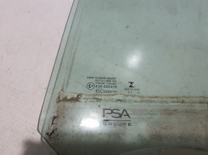 Citroen C4 C41 (2020–2026) Aizmugurējo sānu durvju stikls 9832845480 - 2
