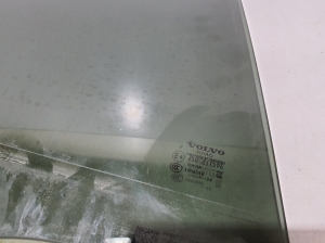 VOLVO EX30 I (2023–2026) Aizmugurējo sānu durvju stikls 80000165 - 2