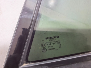 VOLVO EX30 I (2023–2026) Aizmugurējo sānu durvju trīsstūrveida stikls 80000171 - 2