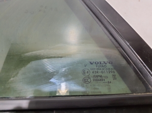 VOLVO EX30 I (2023–2026) Aizmugurējo sānu durvju trīsstūrveida stikls 80000173 - 3
