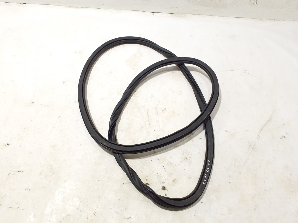 Used VOLVO EX30 Front door sealing rubber 80000467