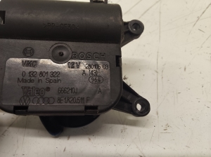 AUDI A4 B7 (2004–2008) Salongi soojenduse klapi mootor 8E1820511F - 3