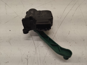 AUDI A4 B7 (2004–2008) Salongi soojenduse klapi mootor 8E1820511B - 3