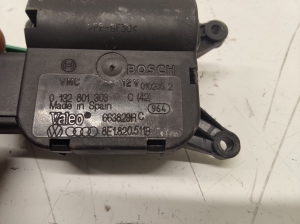 AUDI A4 B7 (2004–2008) Salongi soojenduse klapi mootor 8E1820511B - 4