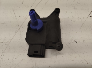 AUDI A4 B7 (2004–2008) Salongi soojenduse klapi mootor 8E1820511D - 4