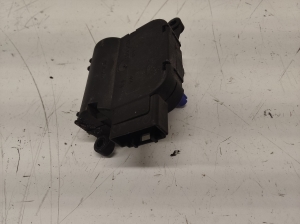 AUDI A4 B7 (2004–2008) Salongi soojenduse klapi mootor 8E1820511D - 3