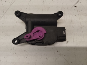 AUDI A4 B7 (2004–2008) Salongi soojenduse klapi mootor 8E1820511A - 3