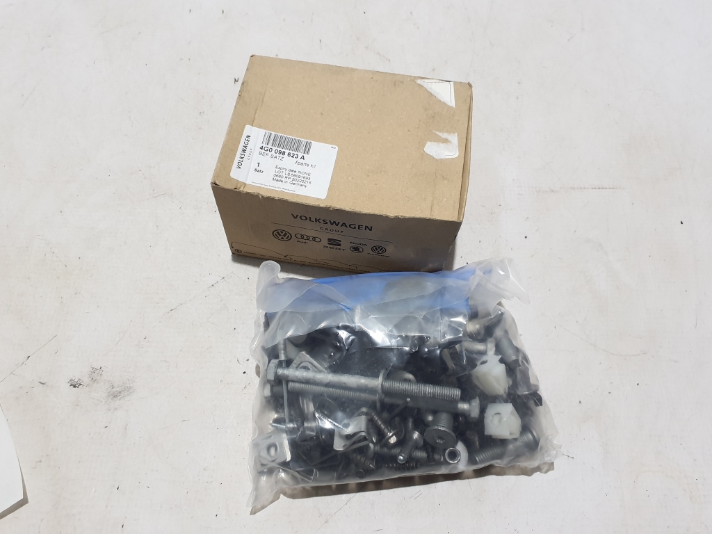 AUDI A6 C7 (2011–2018) Esikaitseraua muu osa 4G0098623A AUDI A6 C7 (2011–2018) Esikaitseraua muu osa 4G0098623A