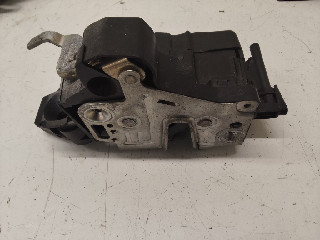 Mercedes Benz E-Class W210 (1995–2002) Esiukse lukk 2027204435 Mercedes Benz E-Class W210 (1995–2002) Esiukse lukk 2027204435