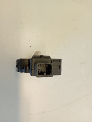 AUDI Q5 (2008–2017) Salongi soojenduse klapi mootor 410475520 - 3