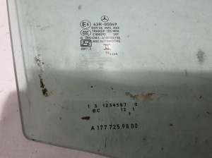 Mercedes Benz A-Class 177 (2018–2026) Esiukse klaas A1777259800 - 2