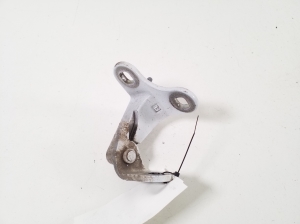   Charnière inférieure de porte avant  -  