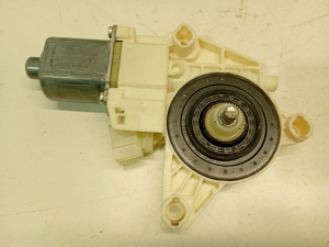 Mercedes Benz A-Class 176 (2012–2018) Front door window regulator motor A2469065100 - 2