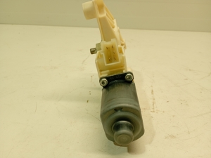Mercedes Benz A-Class 176 (2012–2018) Front door window regulator motor A2469065100 - 3