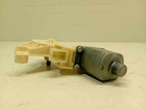 Mercedes Benz A-Class 176 (2012–2018) Front door window regulator motor A2469065100 - 4