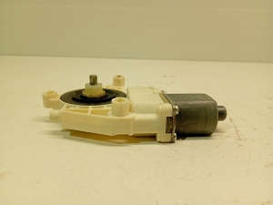 Mercedes Benz A-Class 176 (2012–2018) Front door window regulator motor A2469065100 - 5