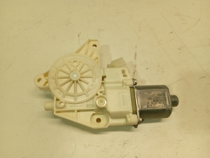 Mercedes Benz A-Class 176 (2012–2018) Front door window regulator motor A2469065200 - 2
