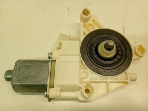 Mercedes Benz A-Class 176 (2012–2018) Front door window regulator motor A2469065200 - 4
