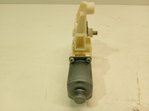 Mercedes Benz A-Class 176 (2012–2018) Front door window regulator motor A2469065200 - 5
