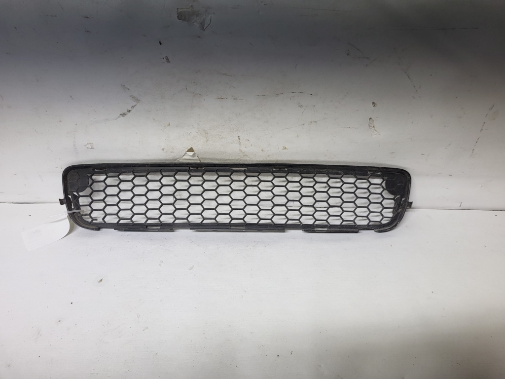 VOLVO S80 II (2006–2016) Priekšējā bampera apakšējā reste 30678421 VOLVO S80 II (2006–2016) Priekšējā bampera apakšējā reste 30678421