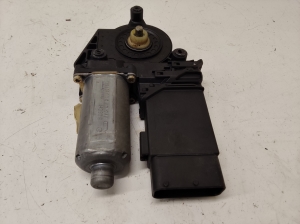 Volkswagen Passat B5 (1997–2005) Front door window regulator motor 3B4837752 - 2