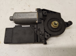 Volkswagen Passat B5 (1997–2005) Front door window regulator motor 3B4837752 - 3
