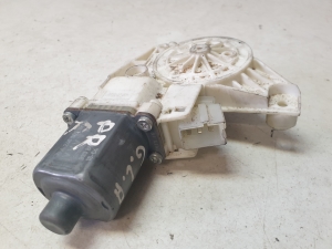 Mercedes Benz GLA-Class 156 (2013–2019) Front door window regulator motor A2469065200 - 4