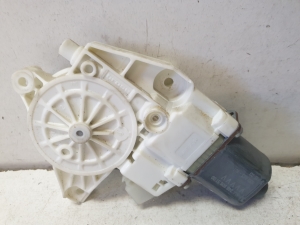 Mercedes Benz GLA-Class 156 (2013–2019) Front door window regulator motor A2469065100 - 2